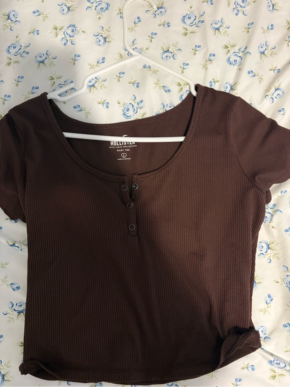 Hollister Short-Sleeve Brown Ribbed Snap Henley Crop Top